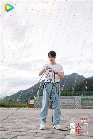陈学冬在山村广场为放映电影做准备