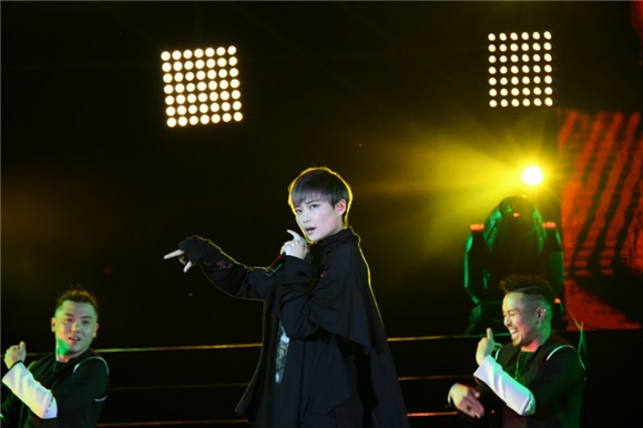 李宇春刘亦菲青春不留遗憾 四万人齐呼「我愿意」极致浪漫