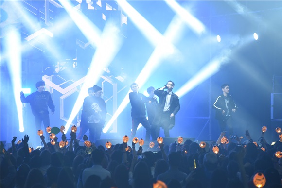 Block B出道七年首登台 演唱夯曲《HER》全场海翻