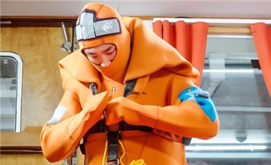 王彦霖认真仔细将救生衣扣好