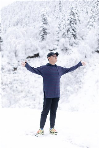 《希望的田野》张绍刚借裤子给黄圣依 梁靖康喂李雪琴吃东西