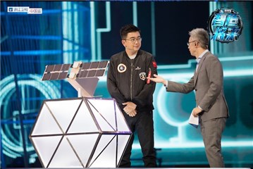 科技精英杨峰和微小卫星