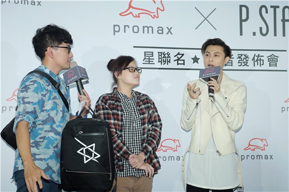 王子邱胜翊为某品牌包包站台