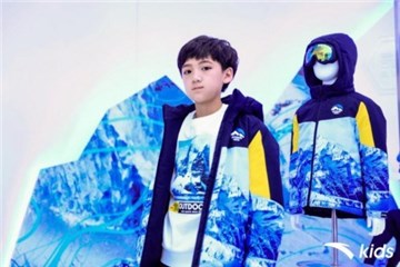 王浩宇穿着安踏儿童飓暖科技户外系列
