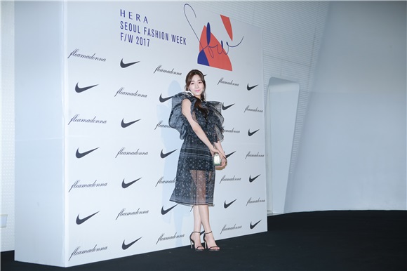少女时代成员Tiffany、T-ara成员孝敏、SISTAR成员宝拉、演员李善彬等出席2017F/W首尔时装周活动
