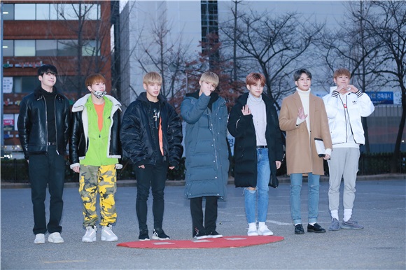 DAY6、KARD、VICTION等参加韩国Music Bank上班路