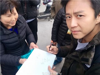 尴尬！邓超遇阿姨粉被误认彭于晏 将错就错签名写错字