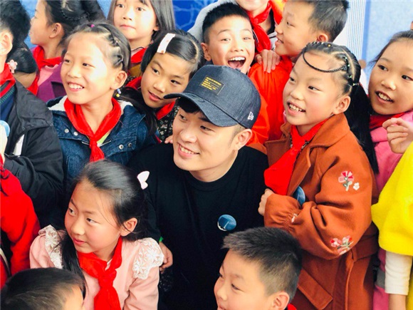 陈赫生日探访蒲公英儿童图书馆 与孩子们一起暖心庆生