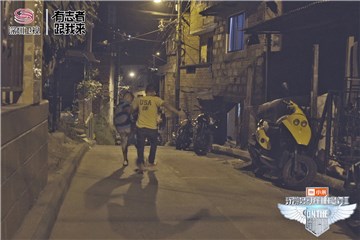 贫民窟踢球的男孩
