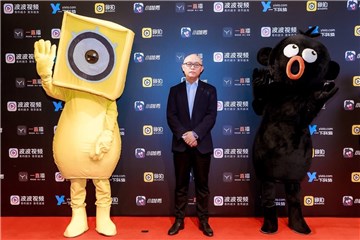 孟非亮相红毯