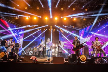 八三夭助阵《新北欢乐耶诞城巨星演唱会》，金曲连唱嗨翻耶诞城！