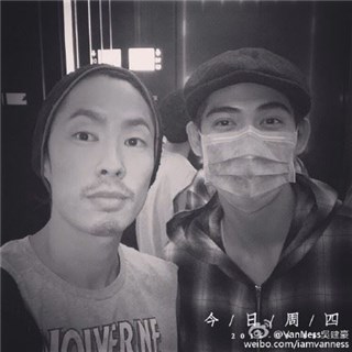 打破不合传言 吴建豪晒与新手爸周渝民合照