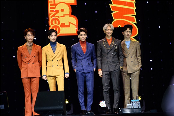 〈Yes 首尔现场〉SHINee 5辑《1 of 1》发布  少时秀英担任MC