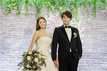 陈乃荣与赖琳恩今天补请喜酒 高雅的婚纱让人眼睛一亮