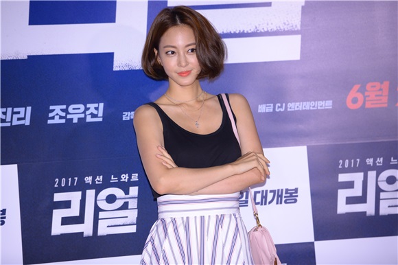 电影《Real》男神女神捧场 IU朴信惠力挺金秀贤