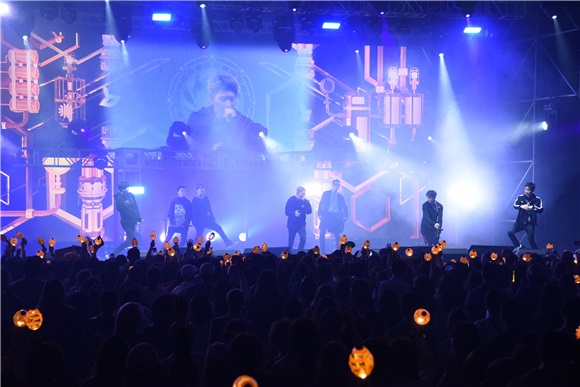 〈Yes 台北现场〉Block B出道七年首登台开唱 演唱夯曲《HER》全场海翻