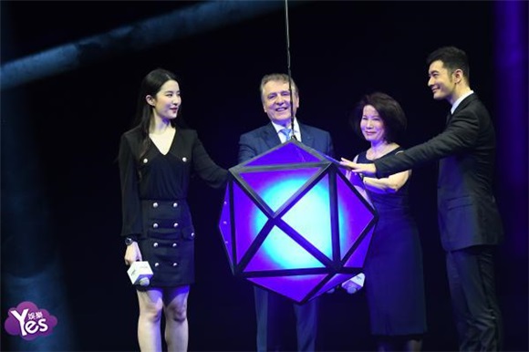 〈Yes 上海现场〉黄晓明刘亦菲共同出席活动 利落黑色装扮帅气满屏