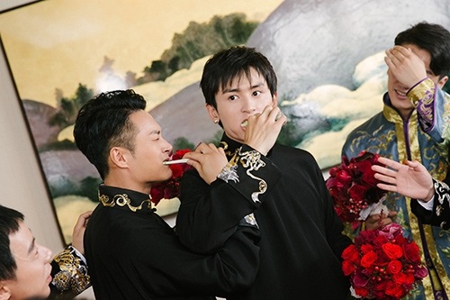 张哲瀚当陈晓伴郎被坑芥末刷牙 《半妖》最虐男主戏外也虐