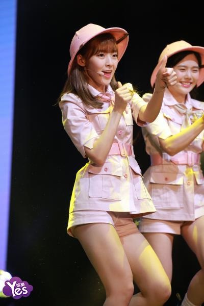 〈Yes 首尔现场〉OHMYGIRL举行新专辑SC 成员们可爱亮相清新十足