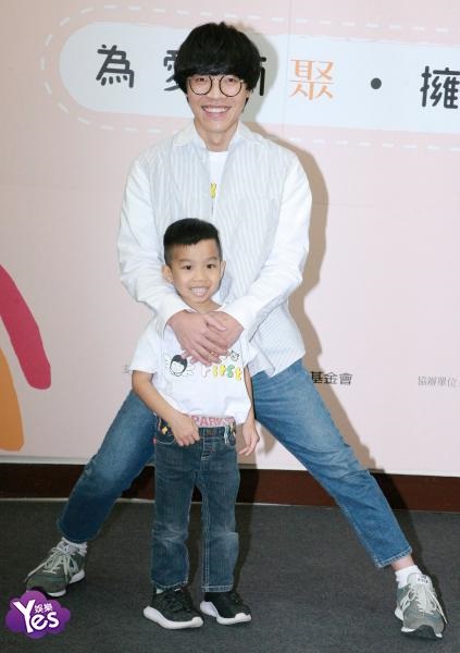 卢广仲儿时顽皮拿化妆品涂妹妹脸 妈妈得知后拿衣架教训