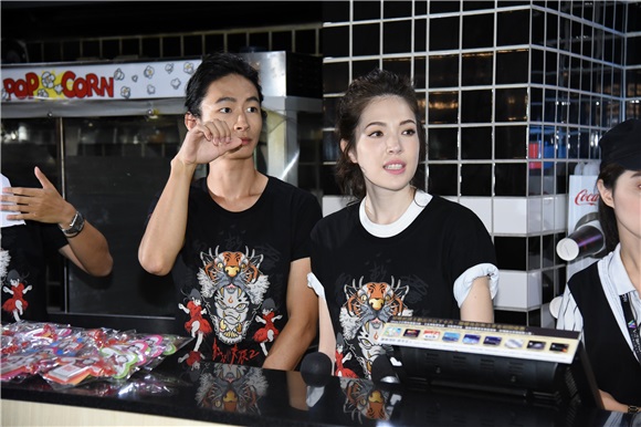 黄河.许伟宁宣传恐怖电影《红衣小女孩2》现身影城担任七夕情人节一日店长