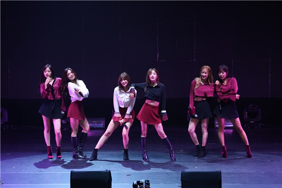韩国女团APINK开演唱会
