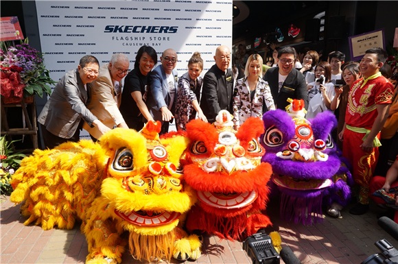 郑伊健与周秀娜出席《SKECHERS旗舰店开幕》