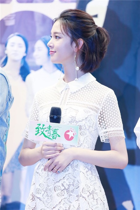 陈瑶白裙翩翩清透纯美 少女攻陷全剧组