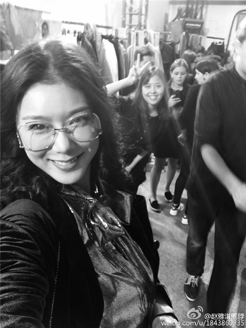 赵雅淇复古亮相chalayan秀场 精致女汉子穿越未来抢镜