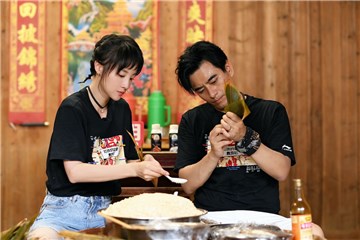 陈龙、章龄之夫妇包粽子