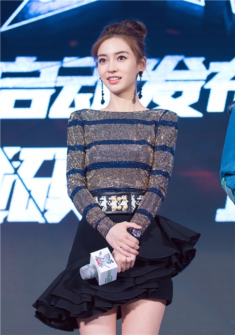 Angelababy亮相发布会 性感金属裙炫酷开战