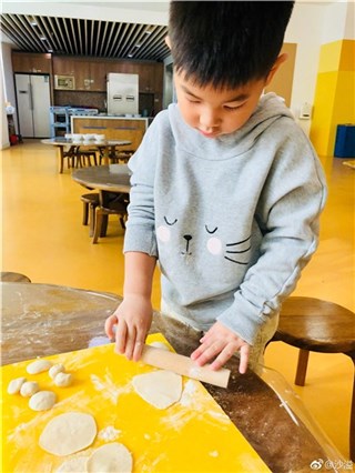 沙溢晒小鱼儿包饺子 手持擀面杖架势足