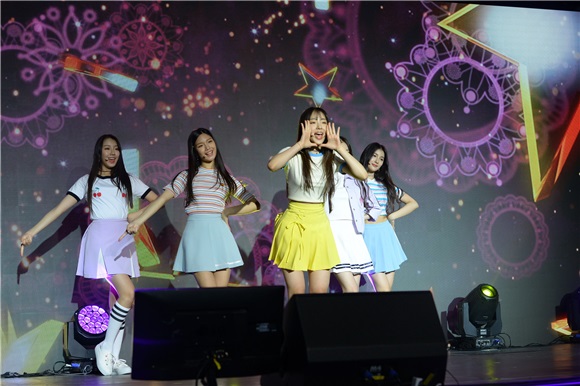 新人女团ELRIS举行首张专辑《WE&def first》发售showcase 宣布正式出道