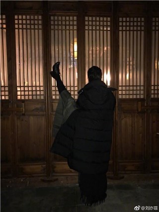 刘亦菲一字马轻松过头顶 网友大赞两米八长腿柔韧太好