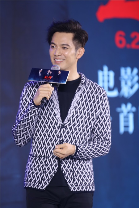 赵薇缺席《三人行》首映发布会以人形板替代 古天乐、钟汉良承诺票房破2亿微博放萌照2016年6月20日,北京,电影《三人行》举行首映发布会。主演钟汉良、古天乐、导演杜琪峯、监制兼编剧游乃海出席,赵薇由於工作在身只以人形板替代。