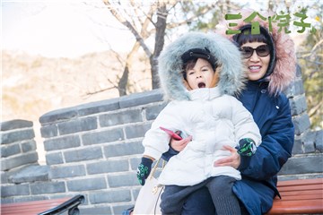 大张伟妈妈化身幸福的少女