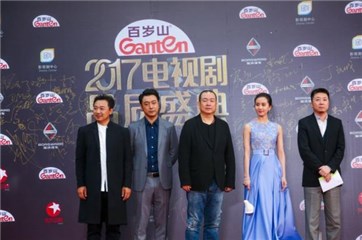身着蓝色长裙的刘诗诗犹如仙女,温婉大气