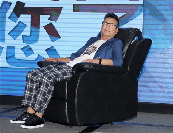沉玉琳代言沙发椅仍不忘搞笑