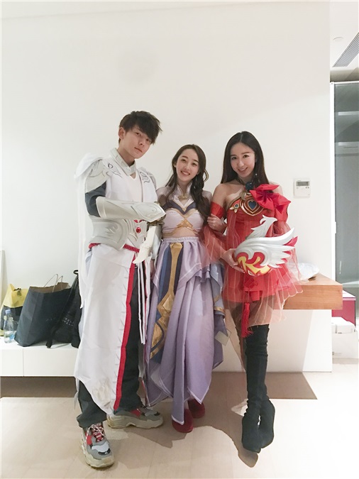 蒋梦婕生日趴大玩cosplay 陈翔娄艺潇变王者荣耀开黑