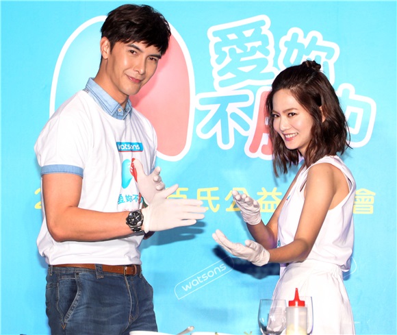 谢佳见、曾之乔出席爱你不「肺」力公益活动