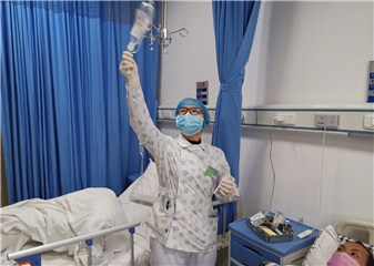 杜富佳奋战在新冠肺炎抗疫一线