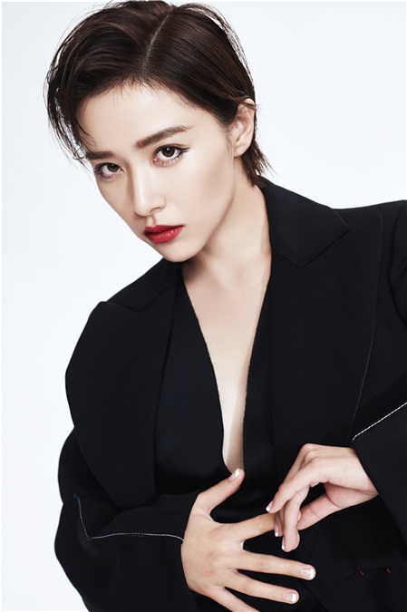 太撩!阚清子西装超men 网友:可能是个假女演员