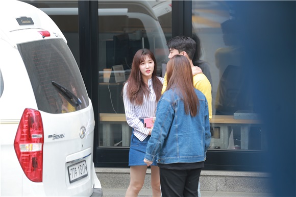 〈Yes首尔现场〉韩国女团LABOUM穿着牛仔短裙 可爱又甜美