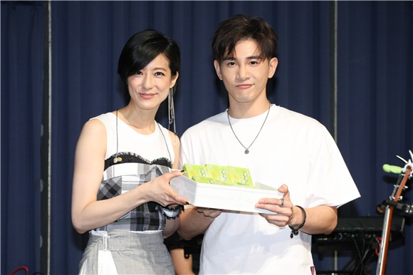 赖雅妍举办公益演唱会总彩张立昂送上三宝