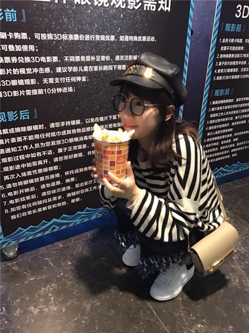 李念戴黑色眼镜可爱十足 超萌造型撞脸阿拉蕾