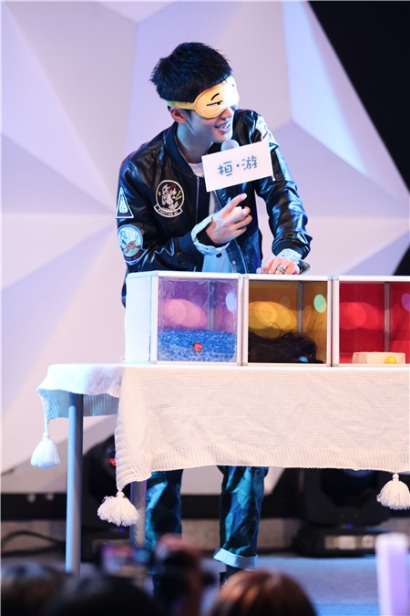 宁桓宇生日会与粉丝亲密互动 神秘嘉宾现身送祝福