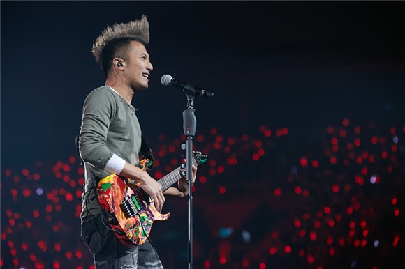 谢霆锋ROCK嗨爆KKBOX舞台 激情献唱重现17年前「鸡冠头」