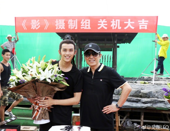 吴磊与大导张艺谋《影》 电影正式杀青