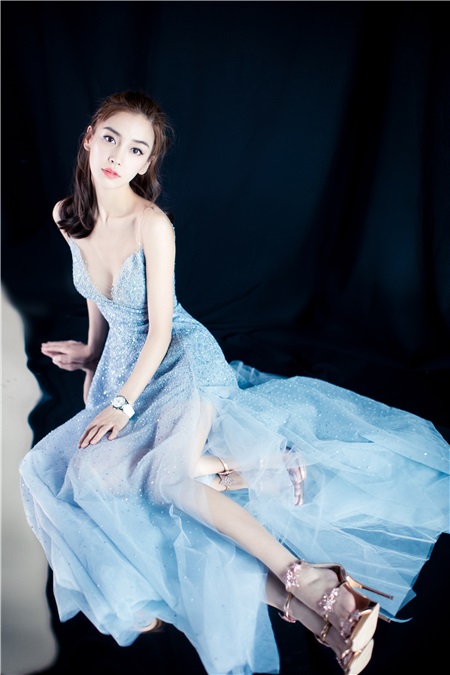 Angelababy深V礼裙仙气亮相 获年度热搜艺人奖展超高人气
