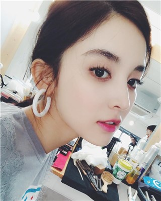 古力娜扎素颜白白净净 每次拍居家照都少不了这东西